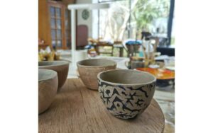 tasses en faience engobée en cours de sèchage à l'atelier vive à la Montagne 44